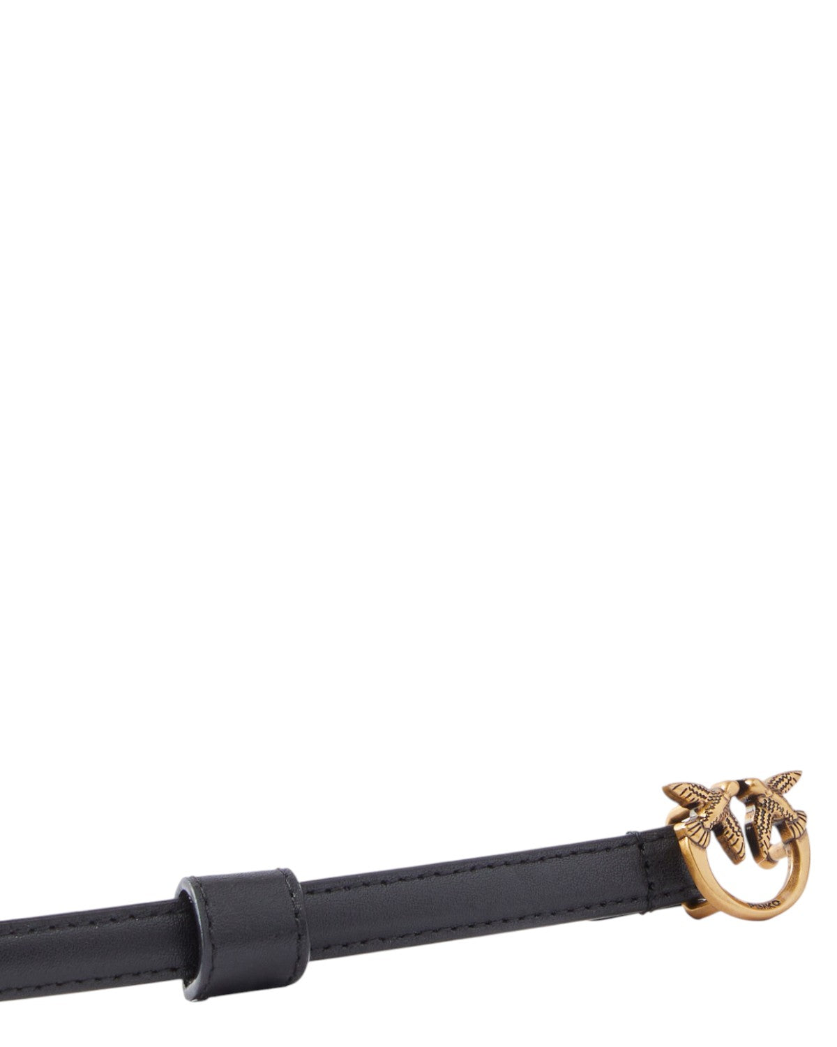 Dettaglio della mini fibbia Love Birds Diamond Cut su cintura sottile Pinko in pelle nera, finitura antique gold raffinata.