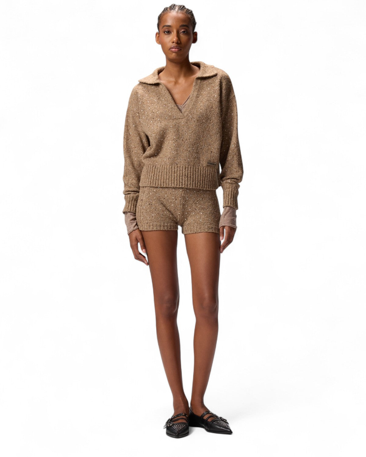 Completo donna con shorts vita alta maglia bouclè PINKO e maglia coordinata, outfit invernale elegante e confortevole.