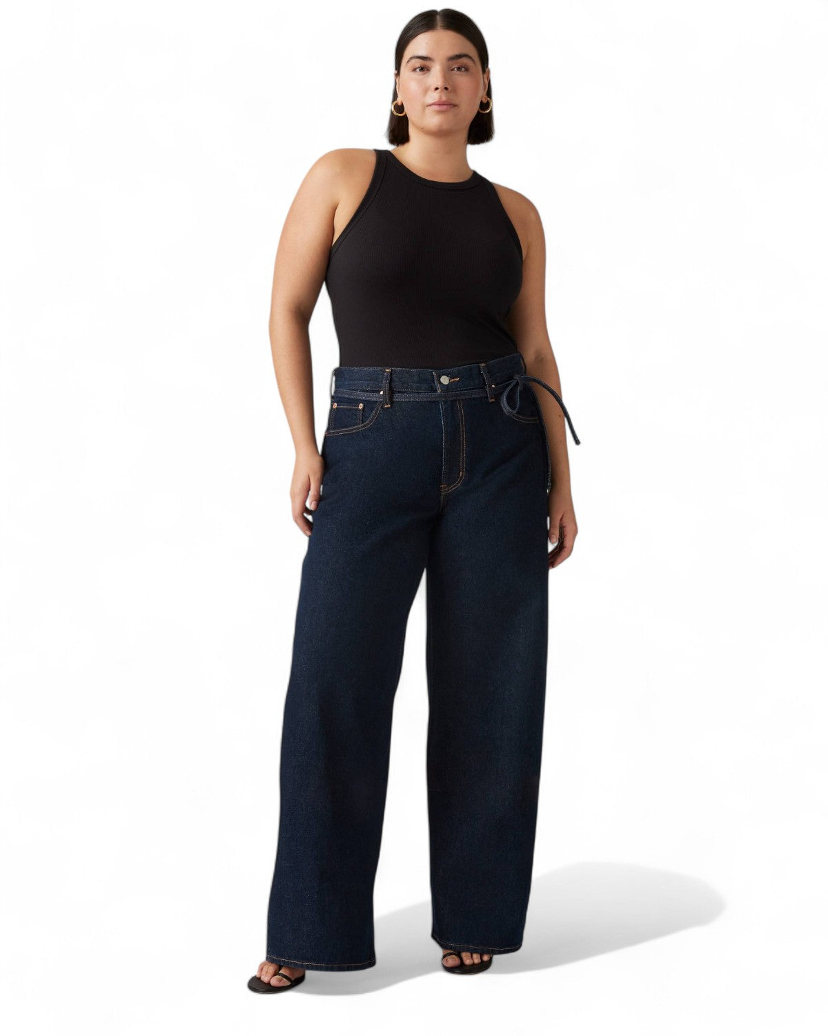 Modella indossa jeans XL Levi's Straight a gamba larga, stile urban oversize in denim rigido, ideale per la stagione invernale FW26.