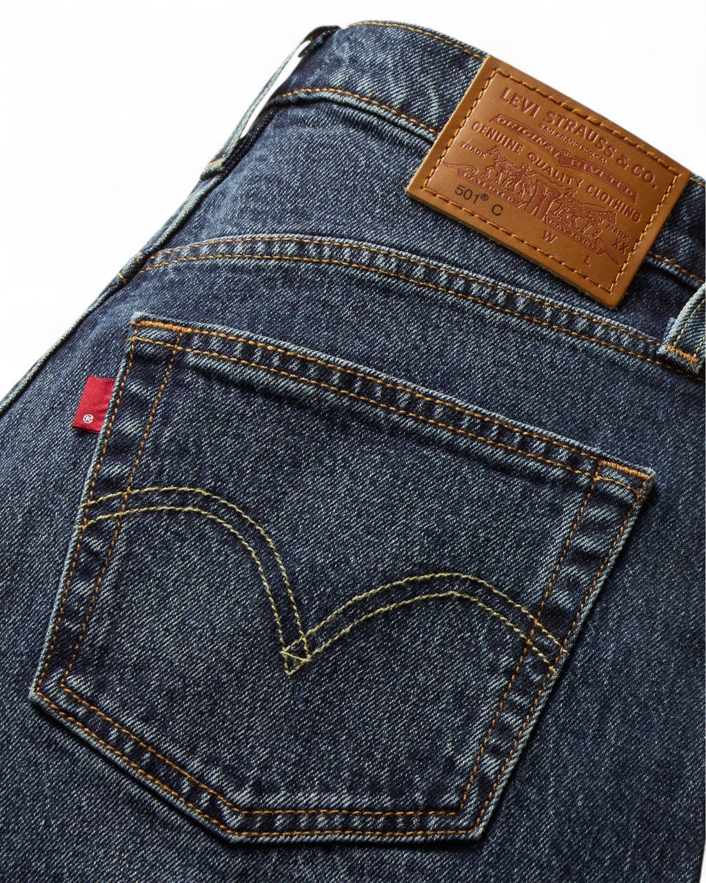 Dettaglio posteriore dei Jeans donna Levi’s 501 Curve Fit Vita Alta con etichetta in pelle e cuciture arcuate sulla tasca, stile iconico Levi’s.