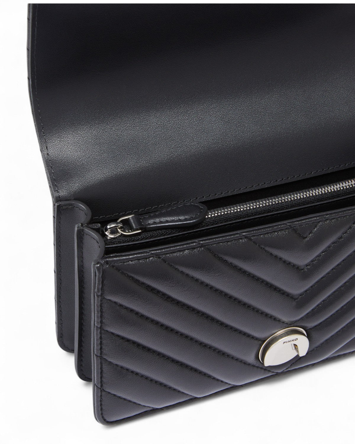 Interno della Mini Love Bag Chevron in nappa trapuntata con scomparti funzionali, chiusura magnetica e zip, ideale per un'organizzazione pratica.