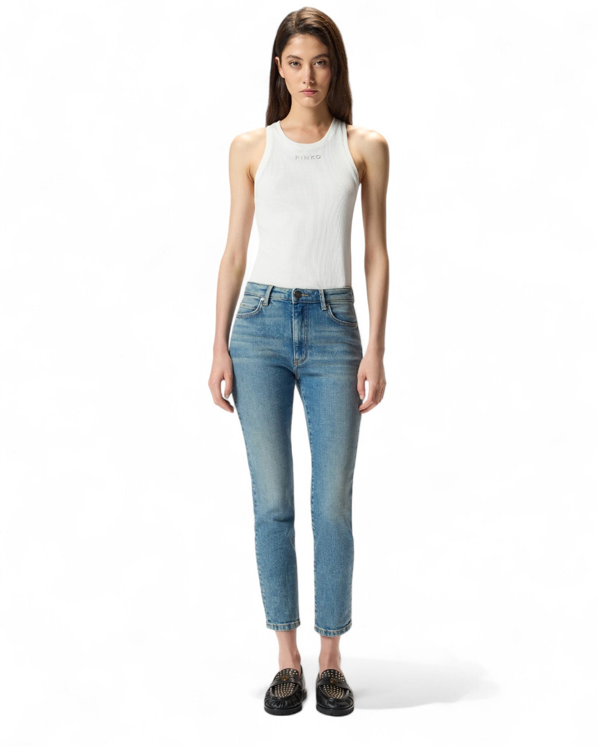 Modella indossa jeans skinny donna vintage PINKO in denim stretch blu con top bianco, perfetti per outfit femminili e confortevoli.