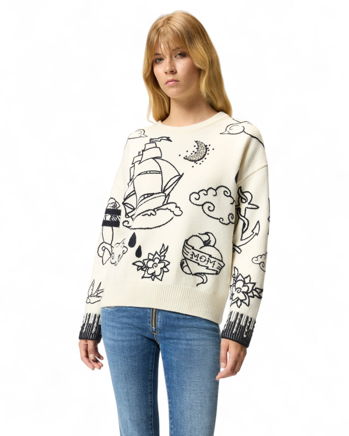 Maglione PINKO in lana merino con disegni tattoo e strass, vestibilità comoda e design originale per la maglieria donna inverno.