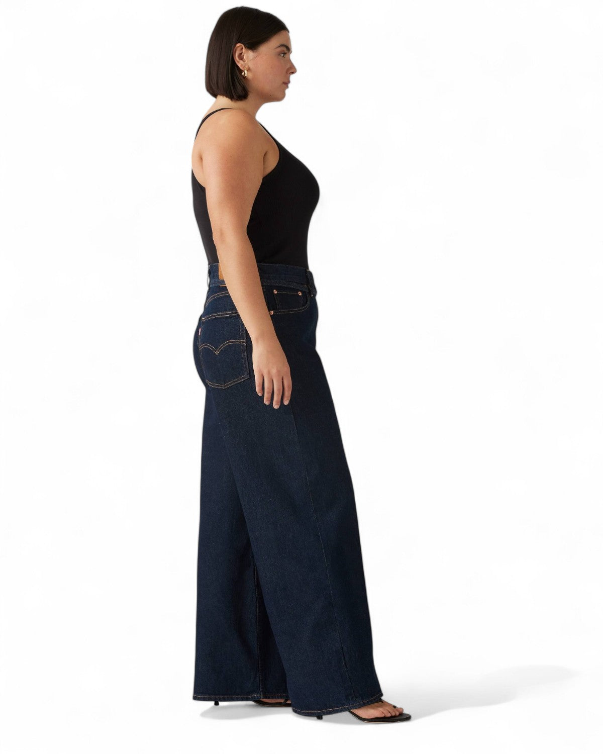 Vista laterale dei jeans XL Levi's Straight da donna, taglio dritto e fit comodo, perfetti per un outfit urban e versatile.