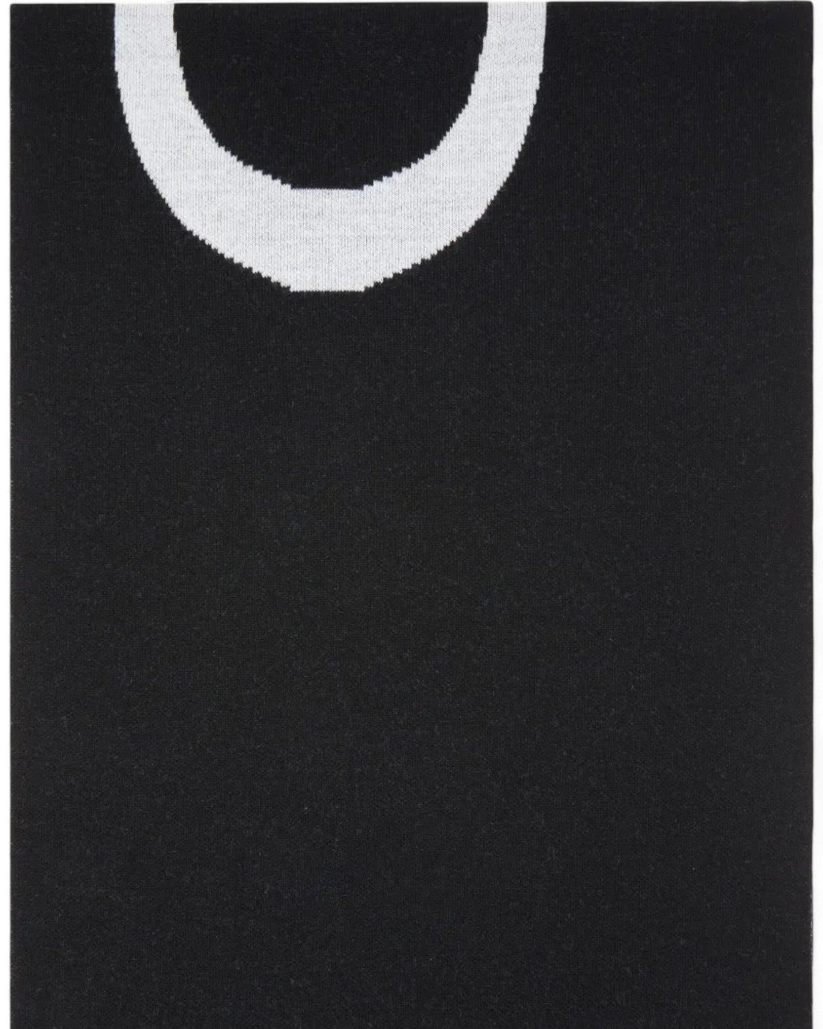 Dettaglio della sciarpa in lana nera Pinko con parte superiore del logo visibile, perfetta per outfit donna FW26.