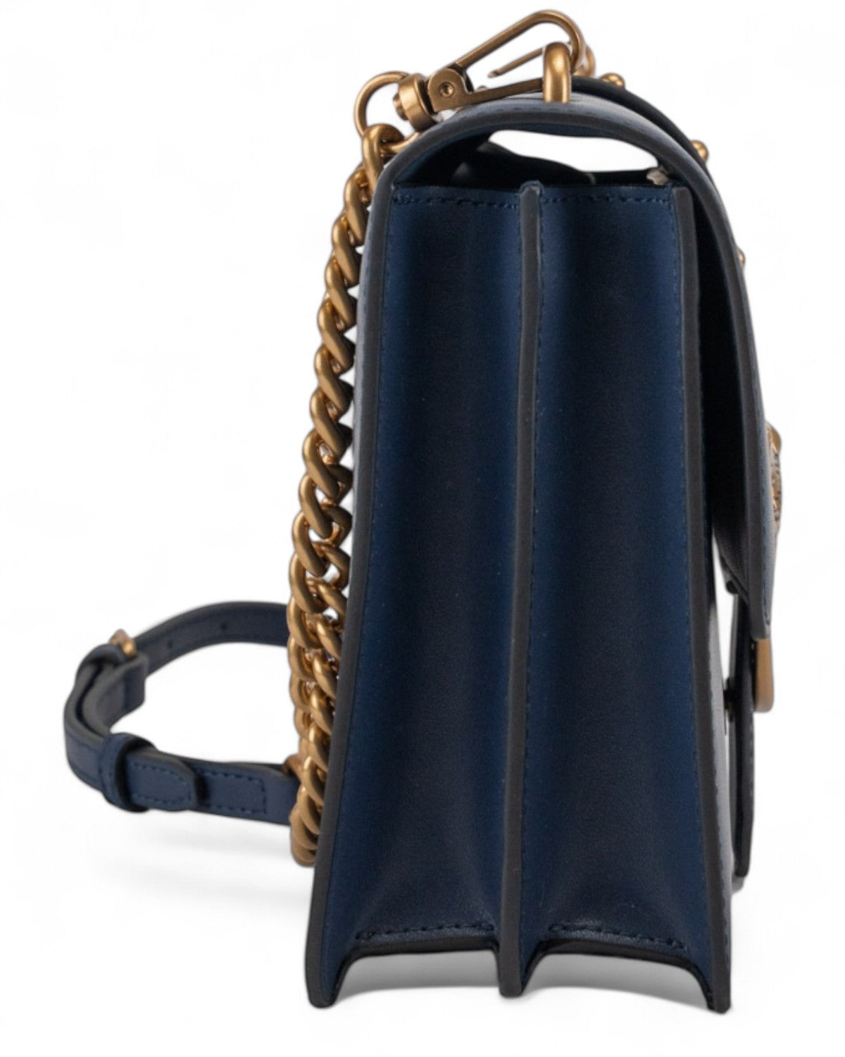 Profilo laterale della borsa a spalla PINKO Love Bag One Simply in pelle blu con doppio scomparto e catena dorata regolabile.