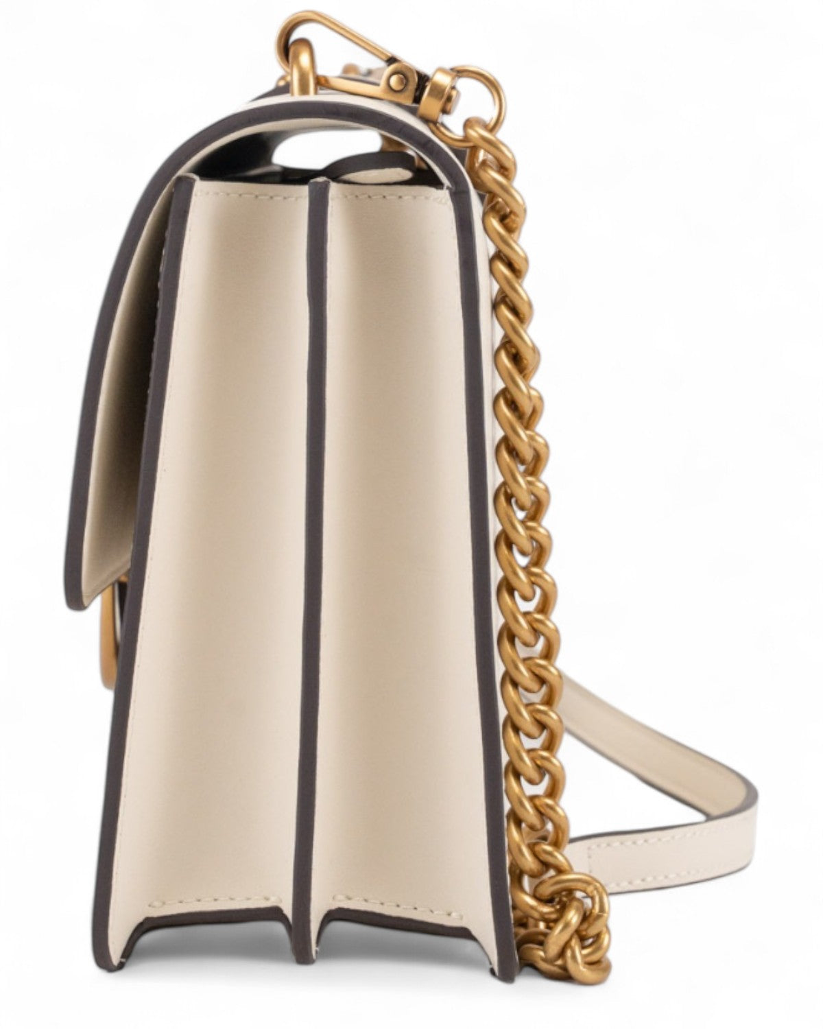 Dettaglio laterale della borsa a spalla PINKO Love Bag One Simply in pelle avorio con struttura a soffietto e tracolla dorata removibile.