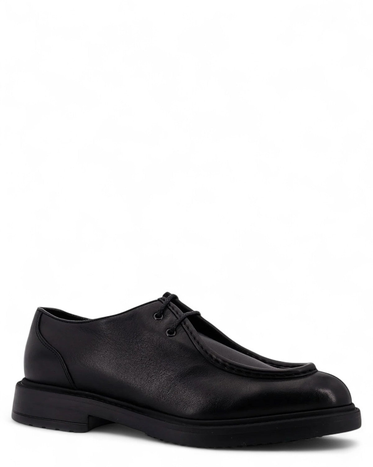 Scarpe stringate in pelle Doucal’s nere da uomo, design artigianale italiano con cuciture a vista e suola robusta per look formali invernali.