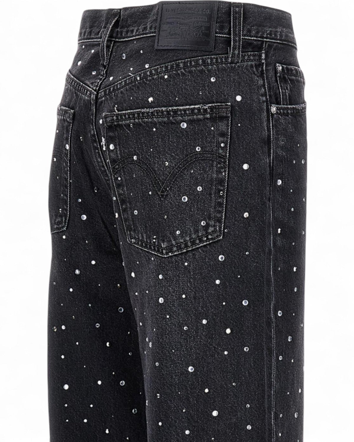 Dettaglio posteriore dei Jeans Ribcage Levi’s con strass brillanti su denim nero, tasche iconiche e design eco-friendly per moda donna inverno.