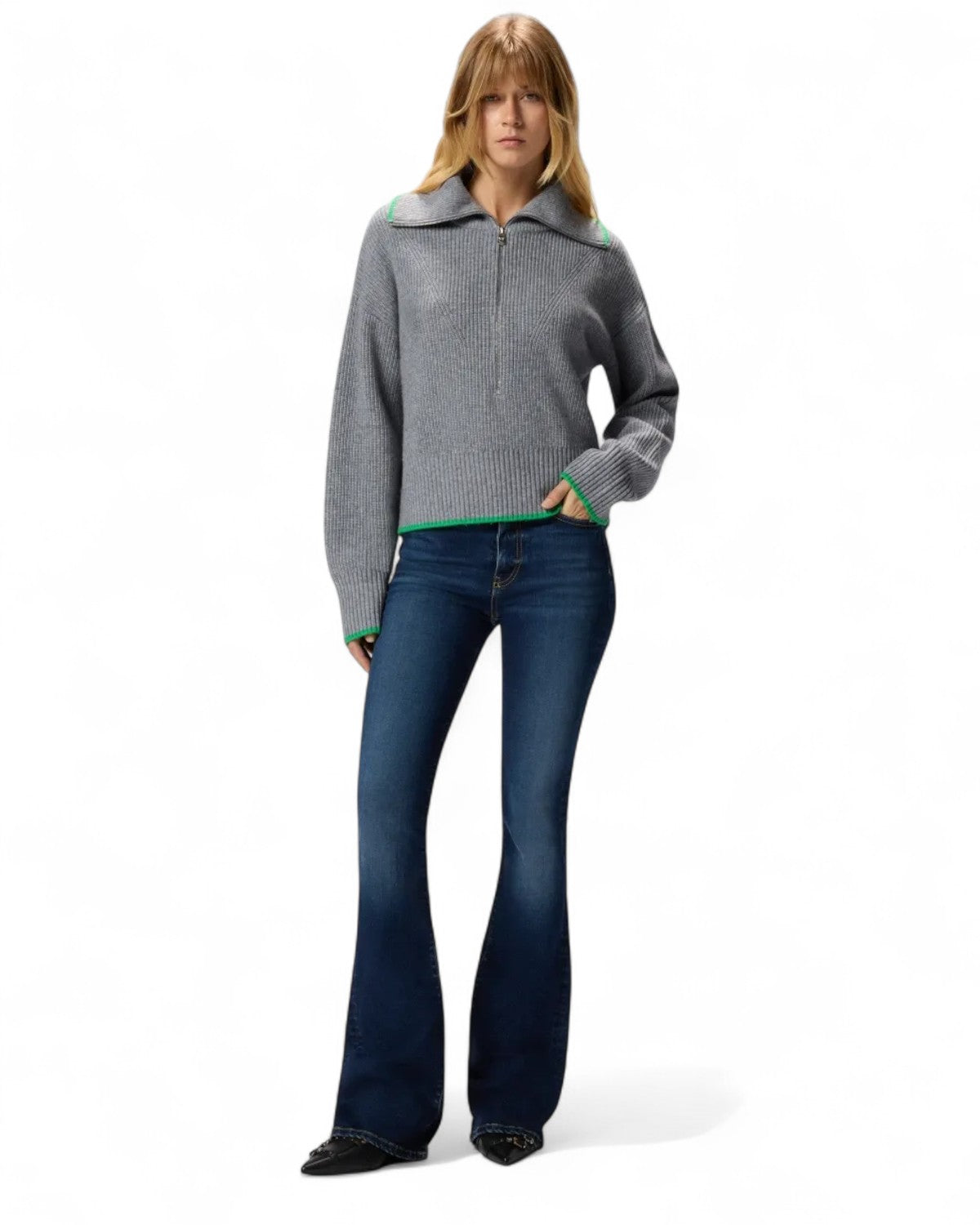 Modella indossa Jeans Flared Pinko con Cintura Love Birds, perfetti per outfit casual chic da donna, con taglio svasato e fit confortevole.