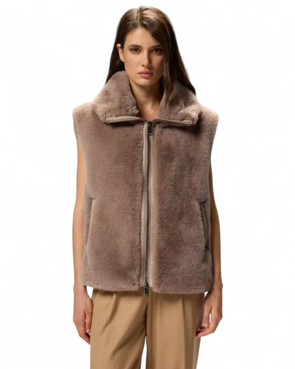 Primo piano frontale del gilet PINKO effetto pelliccia con zip, evidenzia il collo alto e la texture soffice per outfit invernali femminili.