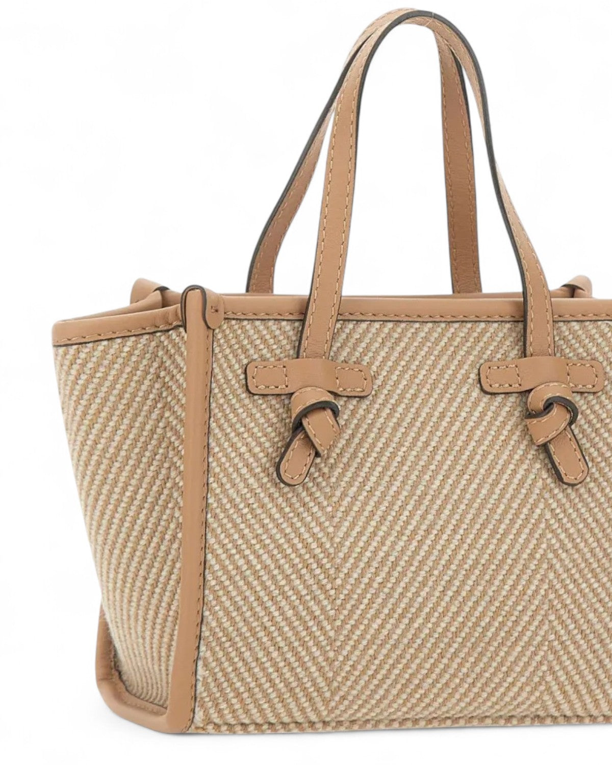 Dettaglio laterale della borsa Miss Marcella Gianni Chiarini con cuciture a vista e manici in pelle, stile elegante e funzionale.