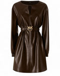 Abito corto effetto pelle marrone con cintura Love Birds dorata, maniche lunghe e scollo a goccia, ideale per look eleganti invernali.