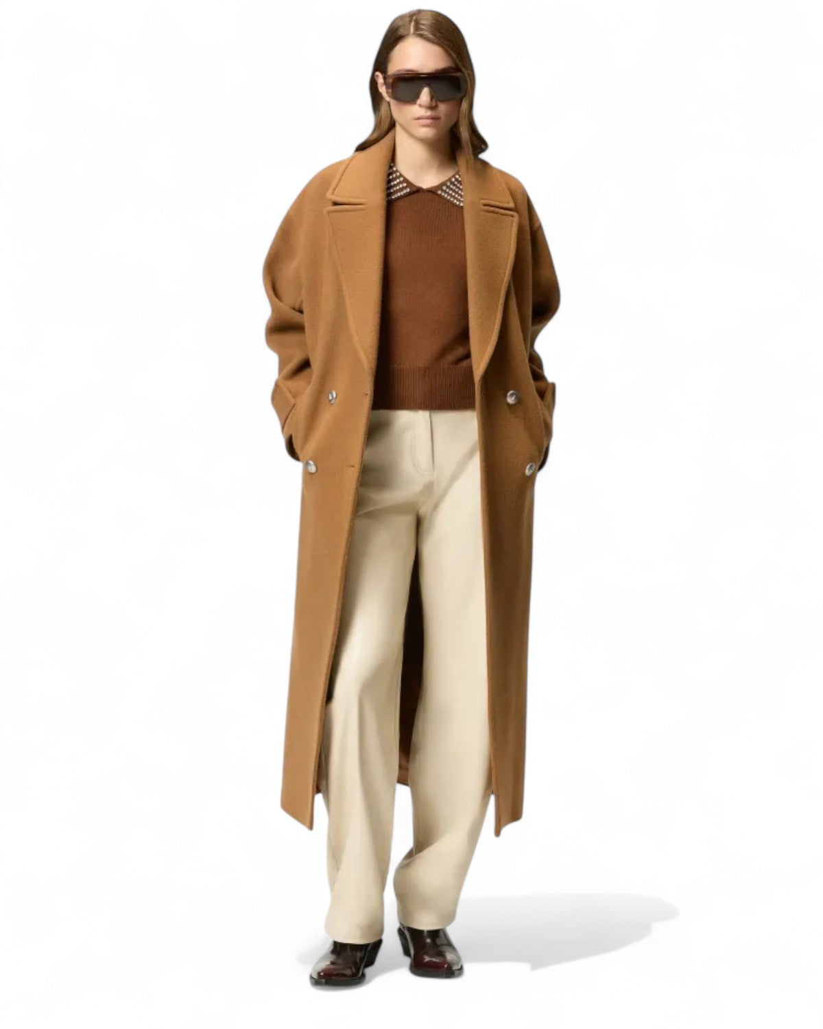 Look completo con Maglia Polo con Strass PINKO sotto cappotto cammello e pantaloni chiari, stile elegante e moderno per l'inverno.