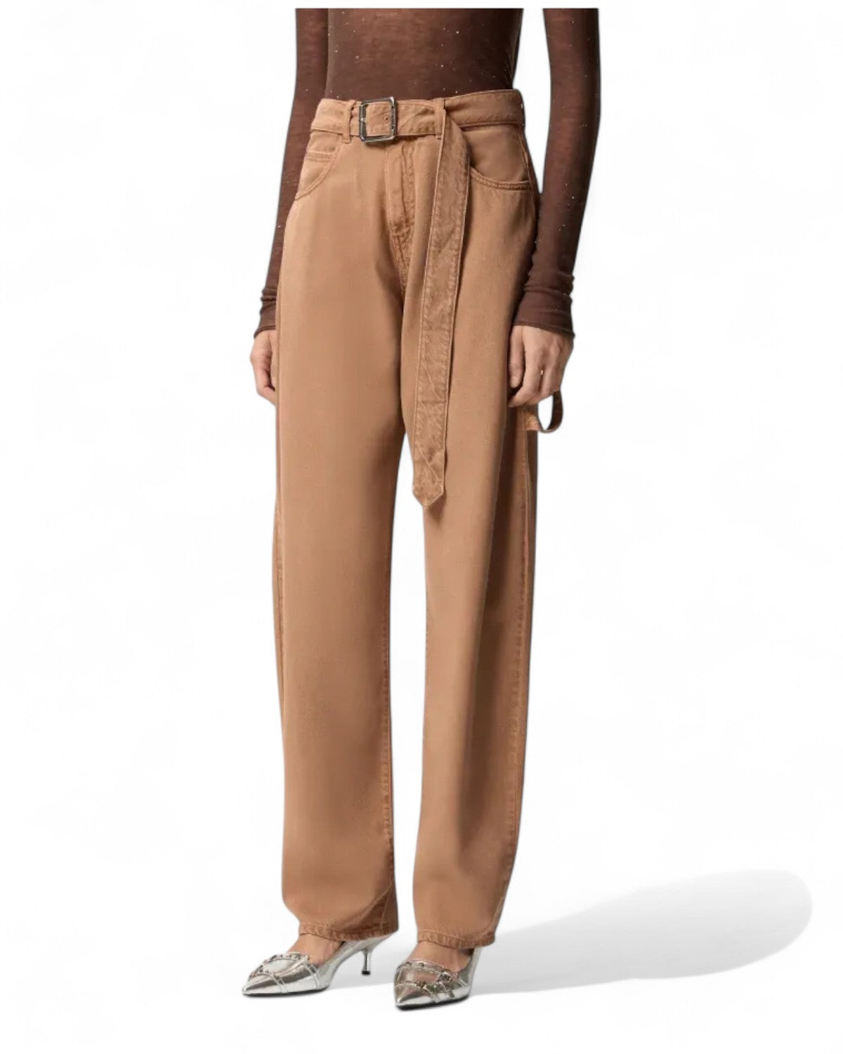 Modella indossa i Pantaloni Balloon Denim Workwear PINKO con cintura coordinata e taglio ampio, perfetti per outfit casual chic da donna.