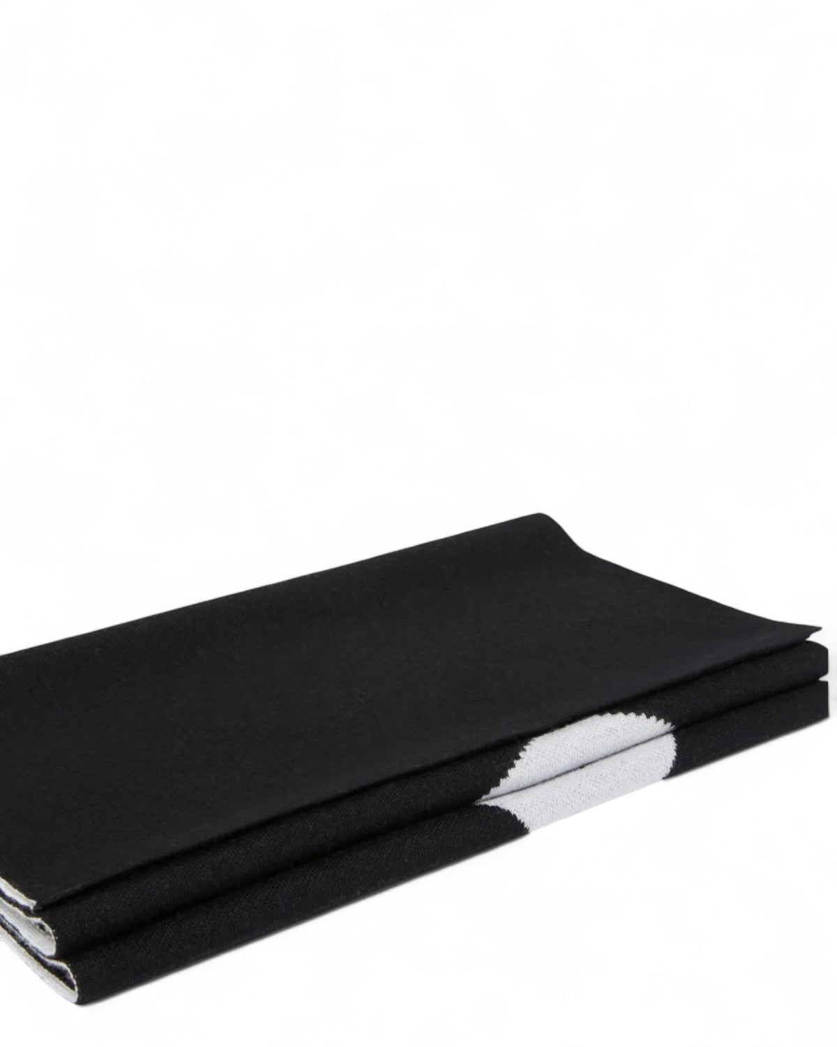 Sciarpa Pinko in lana nera piegata con dettaglio del logo bianco visibile, accessorio versatile per l'inverno.