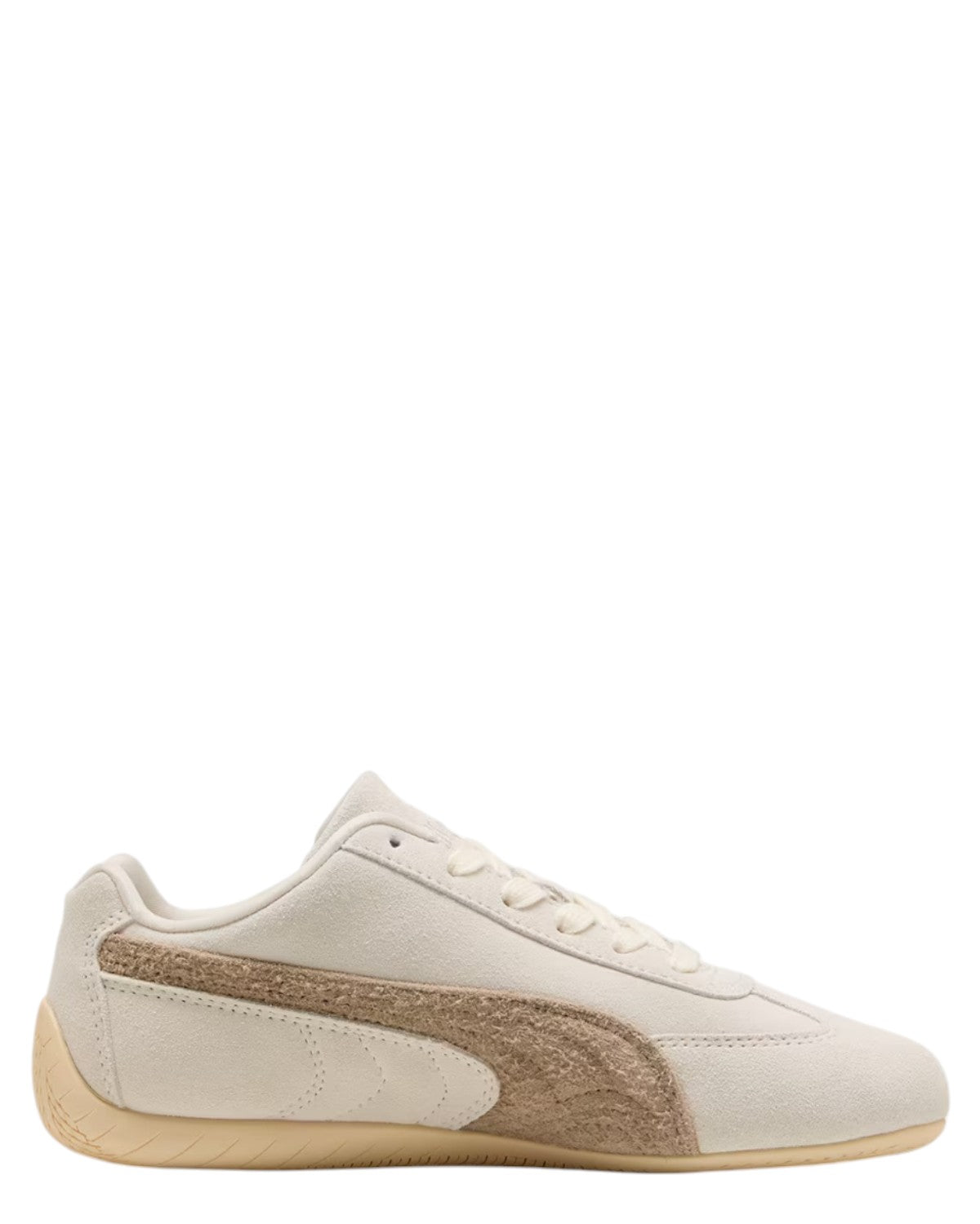 Sneakers Puma Speedcat Suede panna da donna, profilo laterale con tomaia in suede e suola beige, stile sportivo e raffinato.