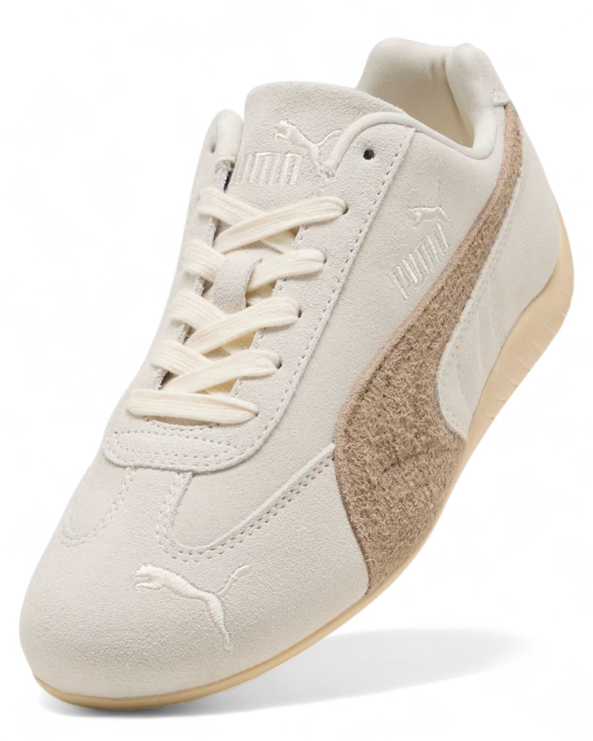 Sneakers Puma Speedcat panna in primo piano, vista angolata con tomaia in suede e suola beige, design sportivo e confortevole.