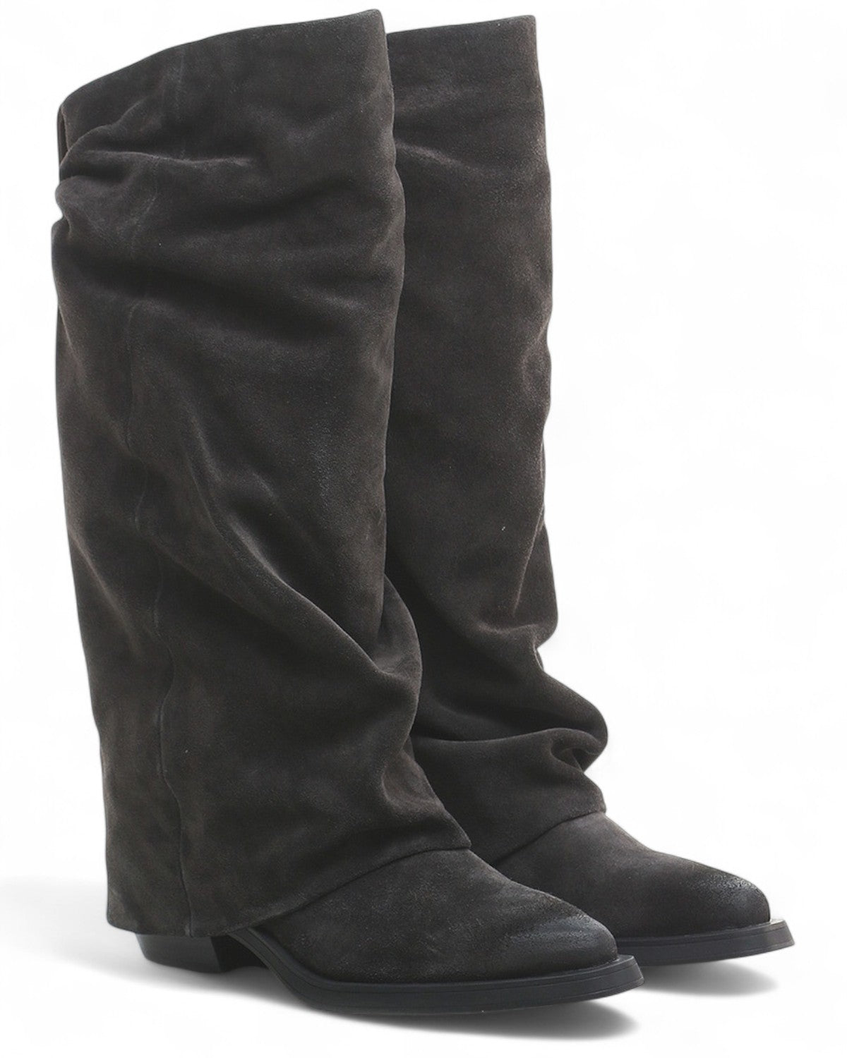 Stivali camoscio tacco largo modello Liam, design morbido e avvolgente ideale per outfit donna FW26.