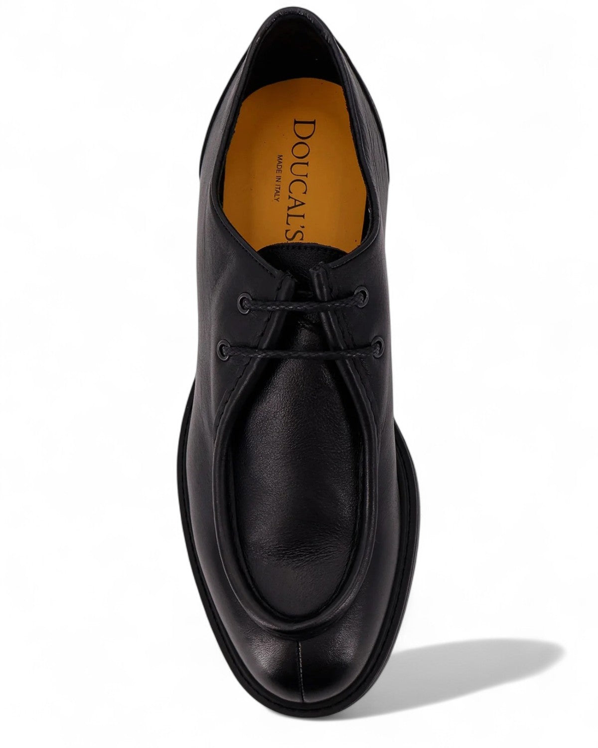 Vista dall’alto della scarpa stringata Doucal’s in pelle nera, con lacci sottili e fodera interna color cuoio con logo Made in Italy.