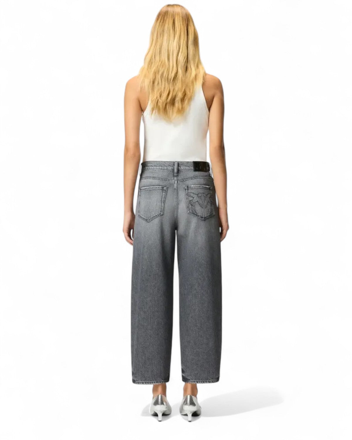 Vista posteriore dei Jeans Balloon Love Birds in denim grigio indossati, con logo Love Birds ricamato e taglio ampio alla caviglia.