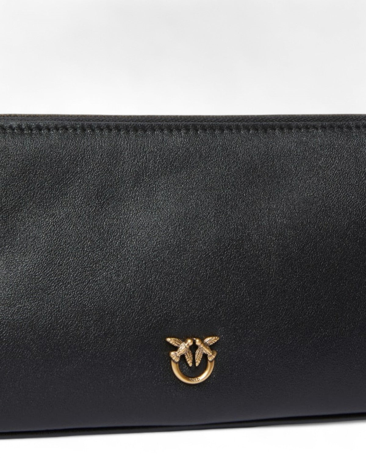 Dettaglio del logo Love Birds dorato sulla borsa Pinko Mini Half Moon Baguette in pelle nera, simbolo iconico su accessorio moda donna FW26.