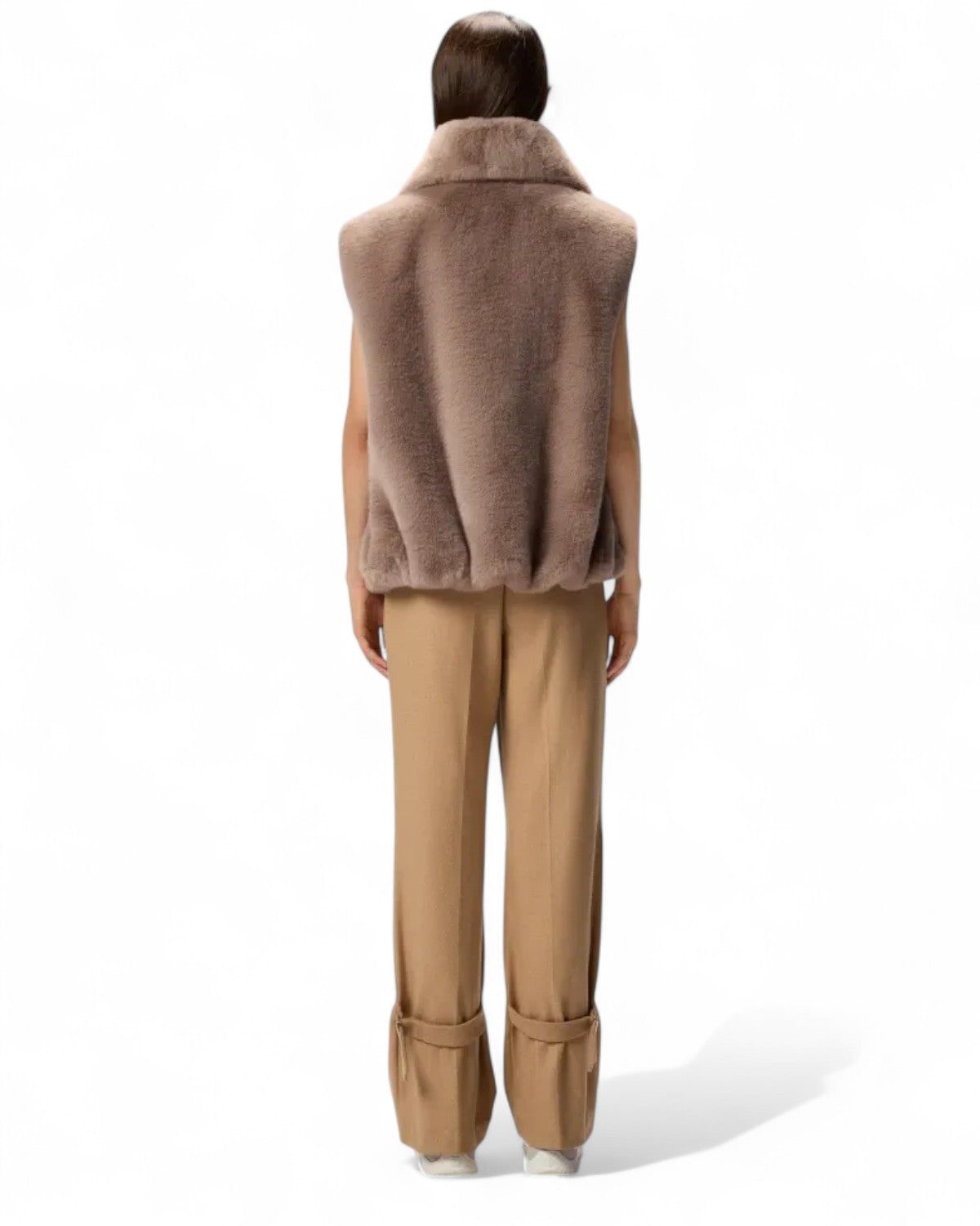 Vista posteriore del gilet PINKO effetto pelliccia indossato, mostra la vestibilità morbida e il taglio elegante per abbigliamento donna FW26.