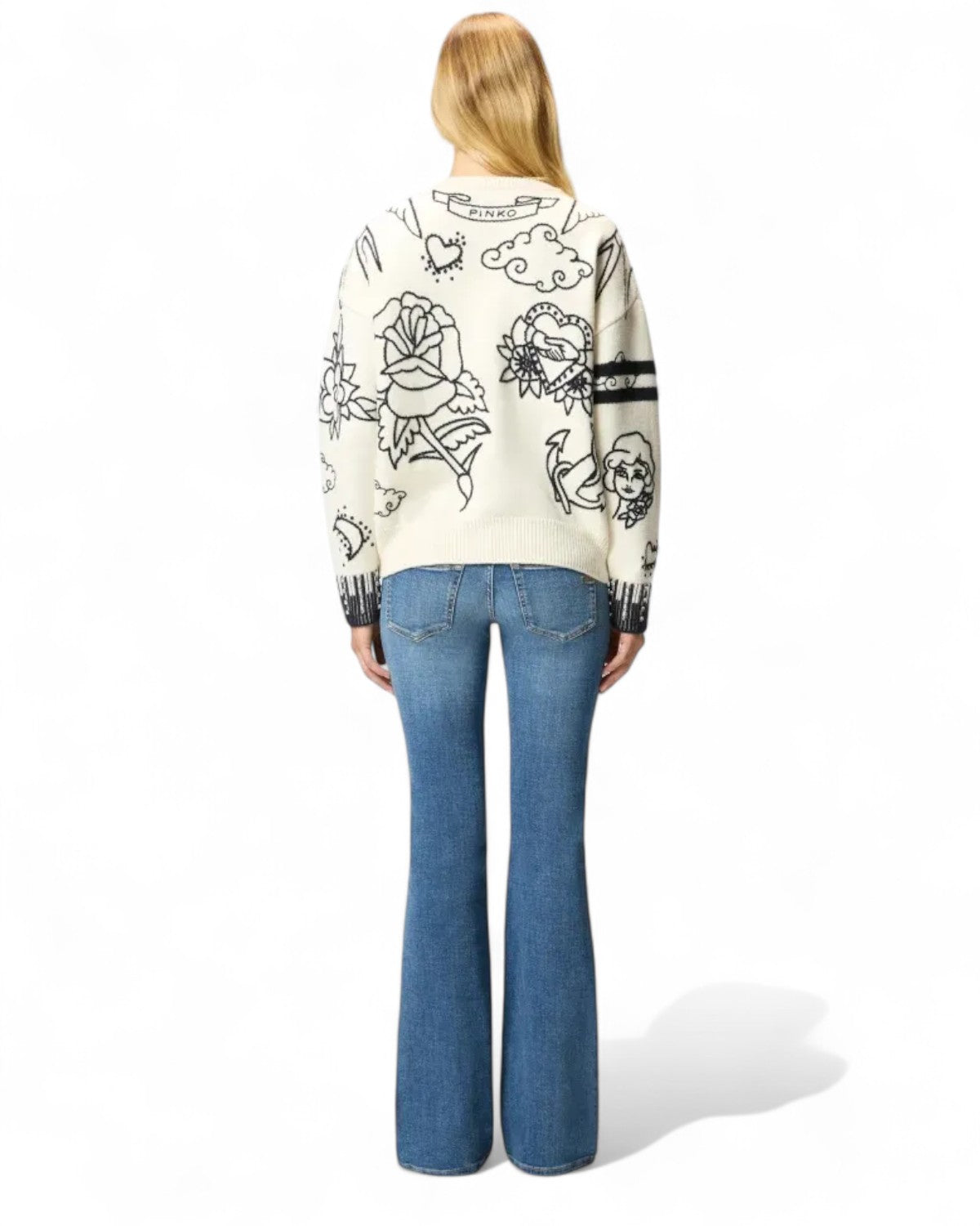 Vista posteriore del maglione girocollo PINKO in lana merino con ricami tattoo e strass, perfetto per la stagione FW26 donna.