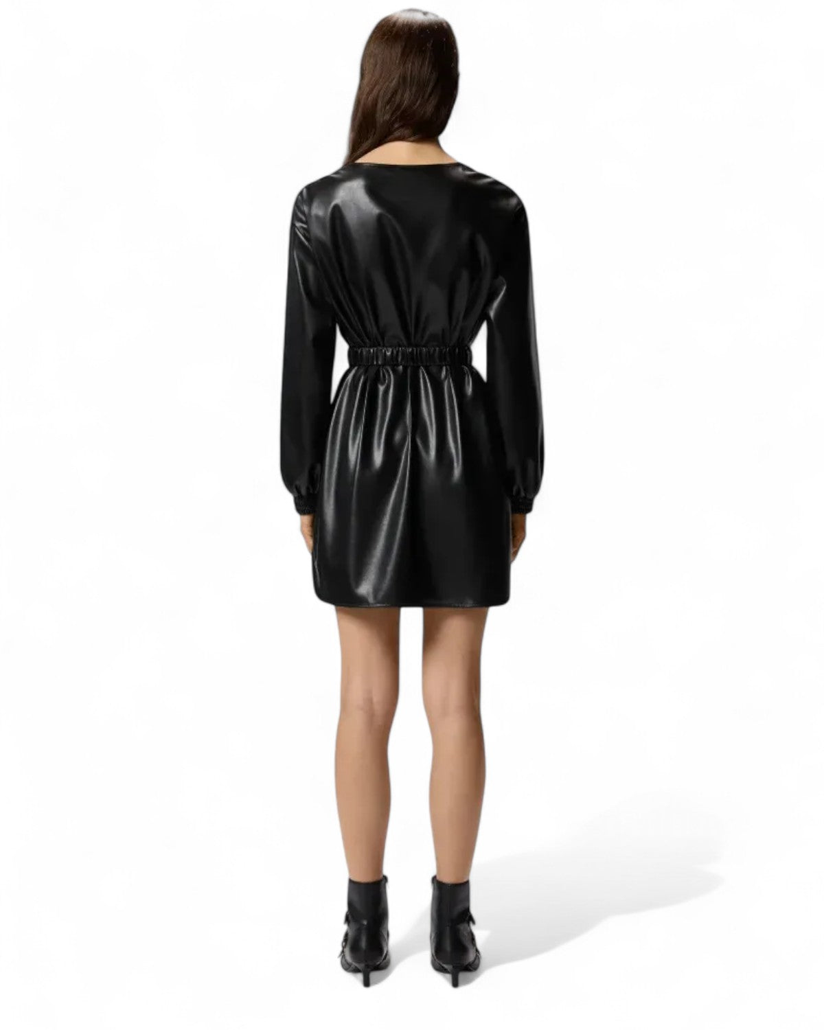 Vista posteriore dell'Abito Pelle Corto PINKO con Cintura Love Birds, indossato con stivaletti neri. Vestibilità aderente e femminile.