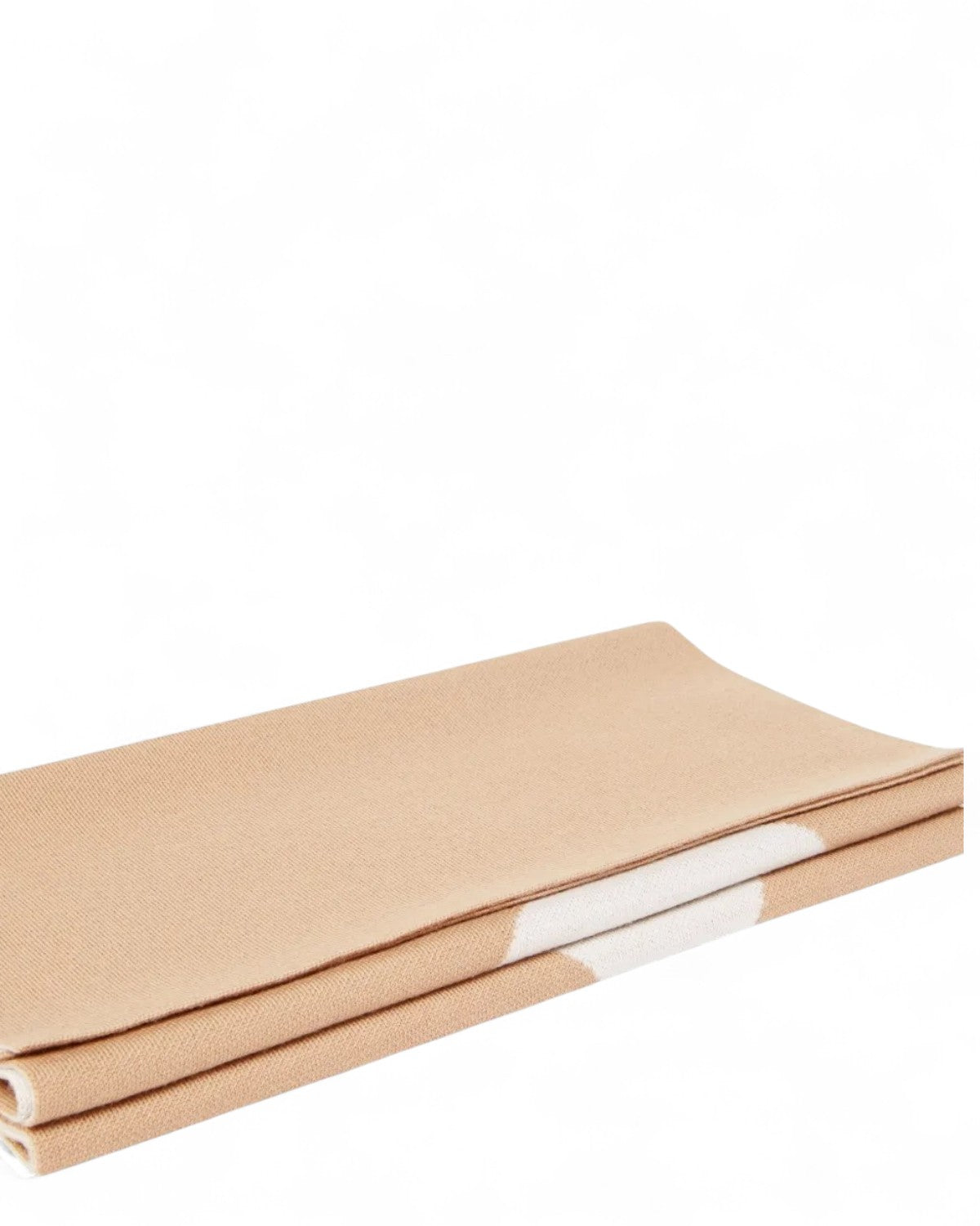 Sciarpa in lana Pinko piegata, mostra texture morbida e parte del logo bianco. Ideale per outfit invernali donna FW26.