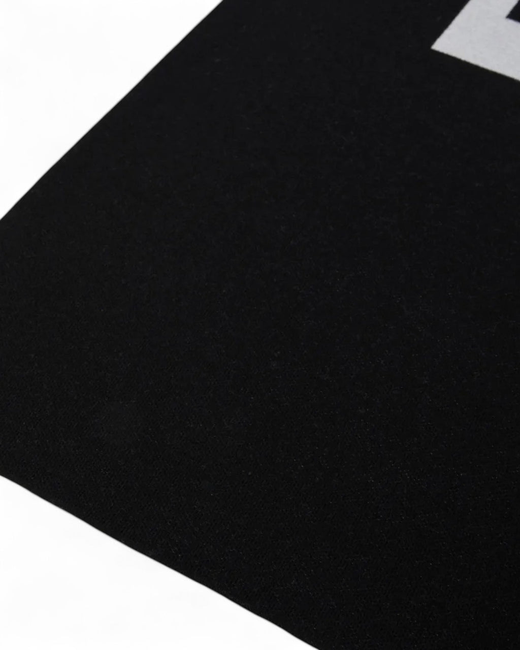Primo piano della texture in lana della sciarpa nera Pinko, accessorio elegante della categoria Sciarpe & Stole.