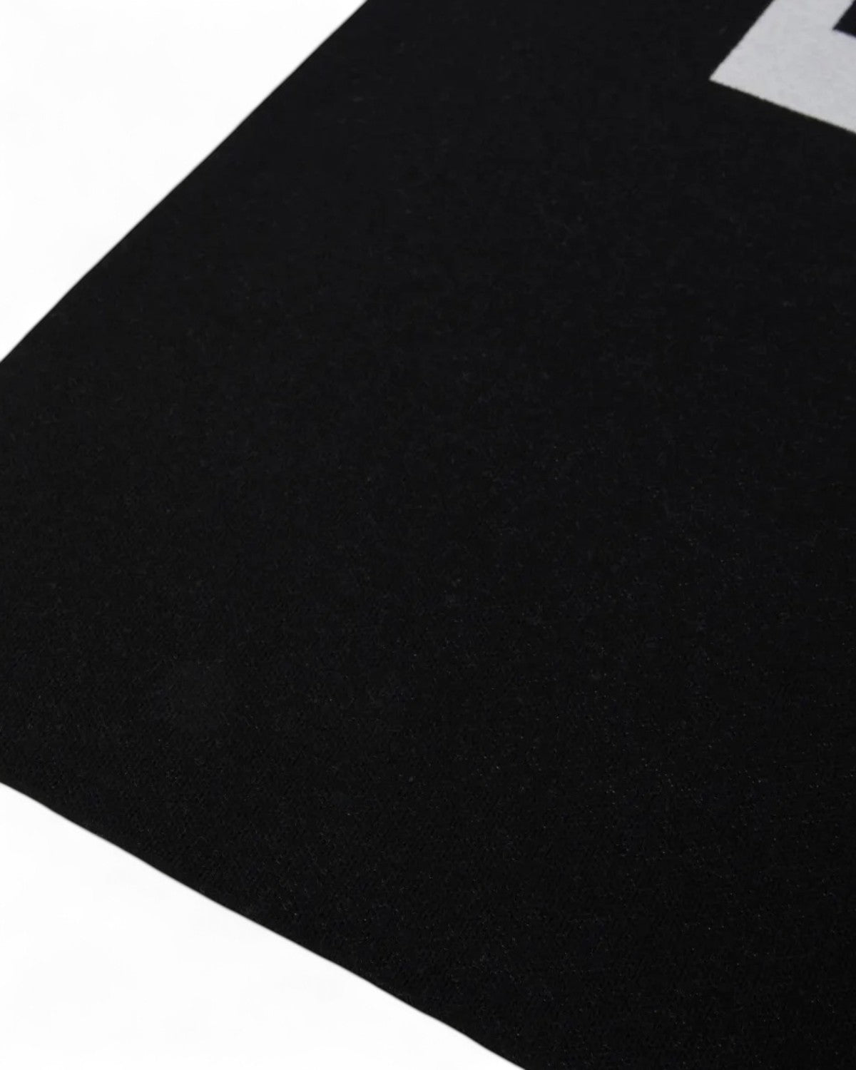 Primo piano della texture in lana della sciarpa nera Pinko, accessorio elegante della categoria Sciarpe & Stole.