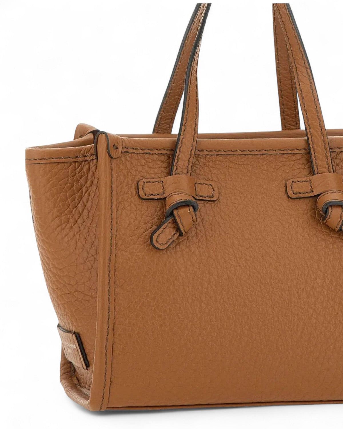 Vista ravvicinata della texture in pelle bubble della Borsa Marcella Joy, stile raffinato per borse a mano da donna FW26.