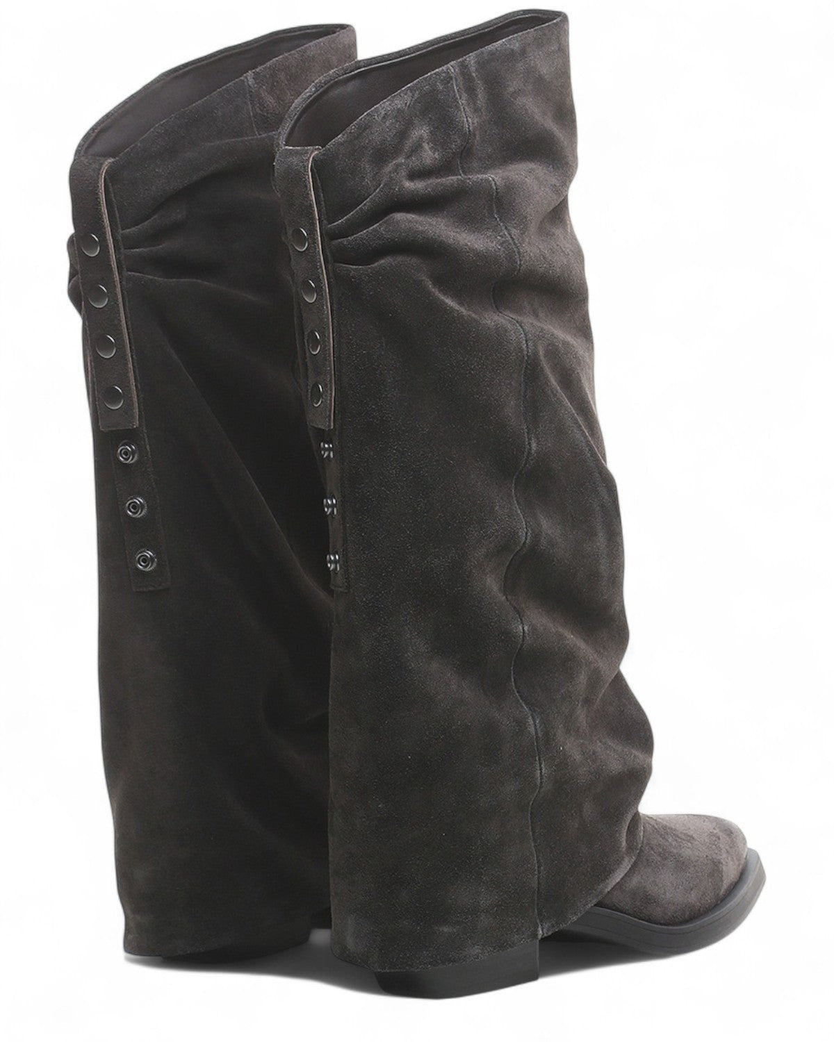 Dettaglio posteriore Stivale Liam in camoscio con bottoni decorativi e tacco largo, stile sofisticato per l'inverno.