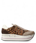 Sneakers leopardate Premiata Beth 7741 con tomaia in pelle e suede, profilo laterale sinistro su sfondo bianco. Eleganza selvaggia per look casual-chic.