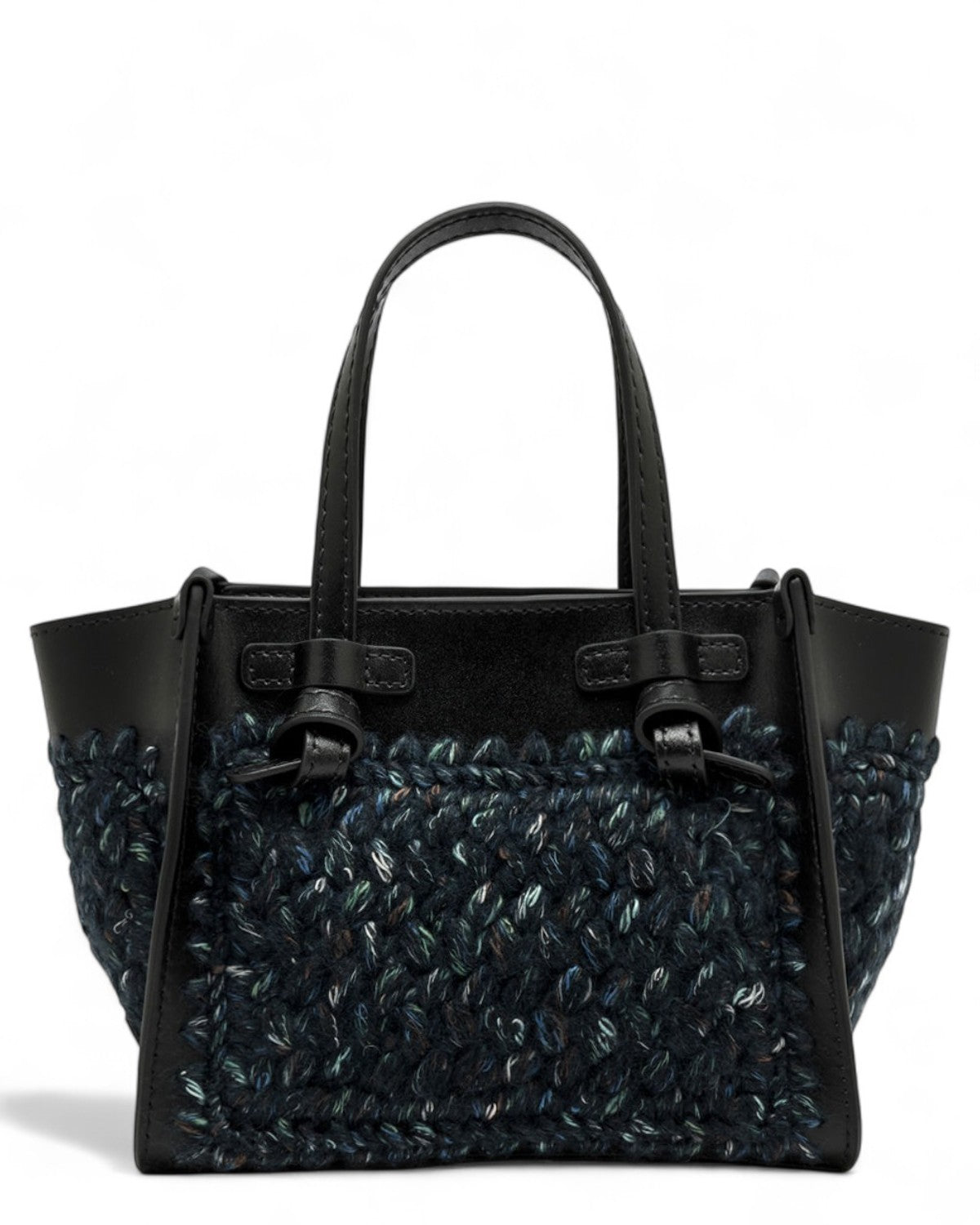 Vista posteriore della borsa Gianni Chiarini Miss Marcella in lana intrecciata e pelle, ideale per look invernali eleganti.