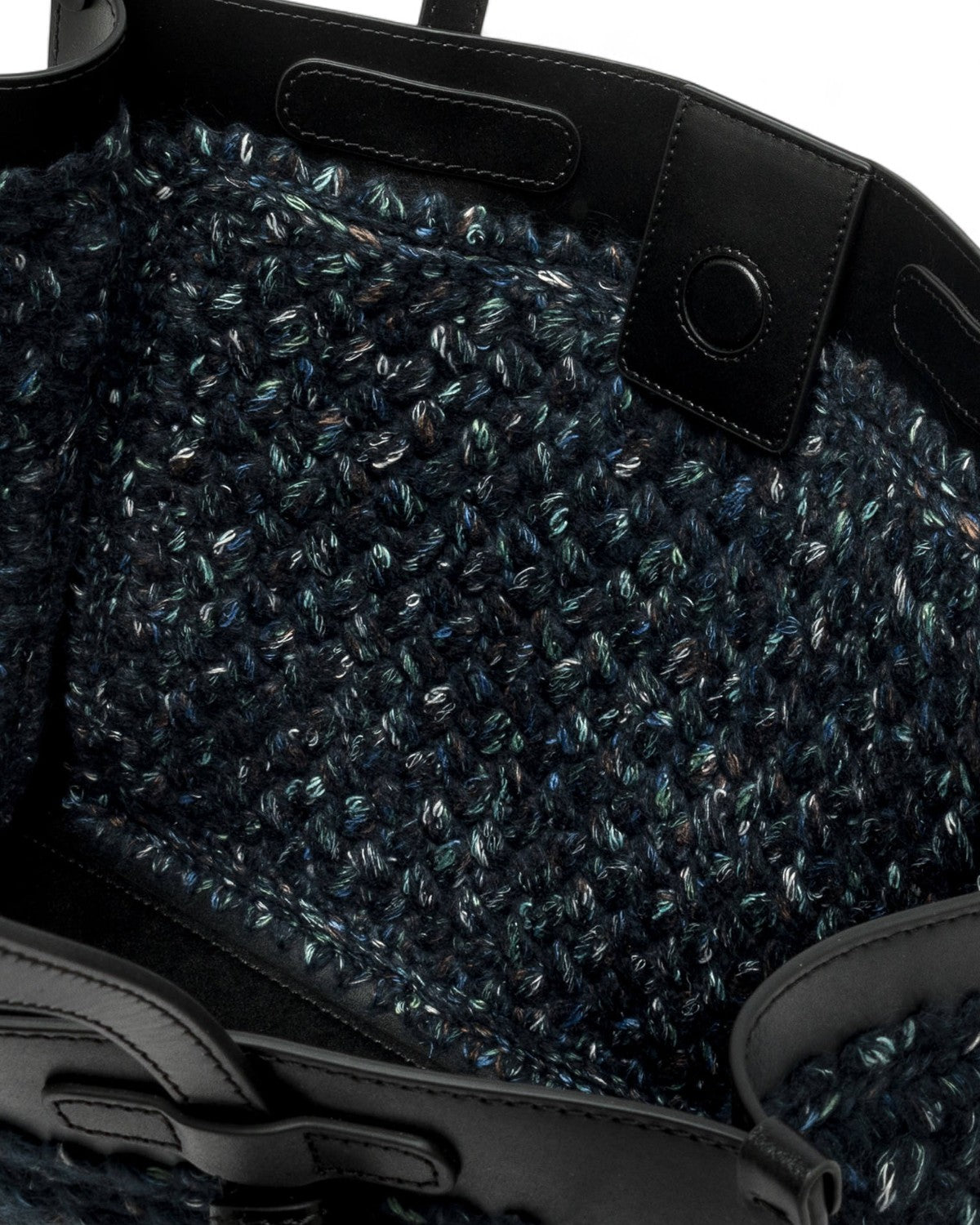 Dettaglio interno della borsa Marcella Gianni Chiarini con tessuto intrecciato multicolore e chiusura magnetica, comfort e capienza assicurati.