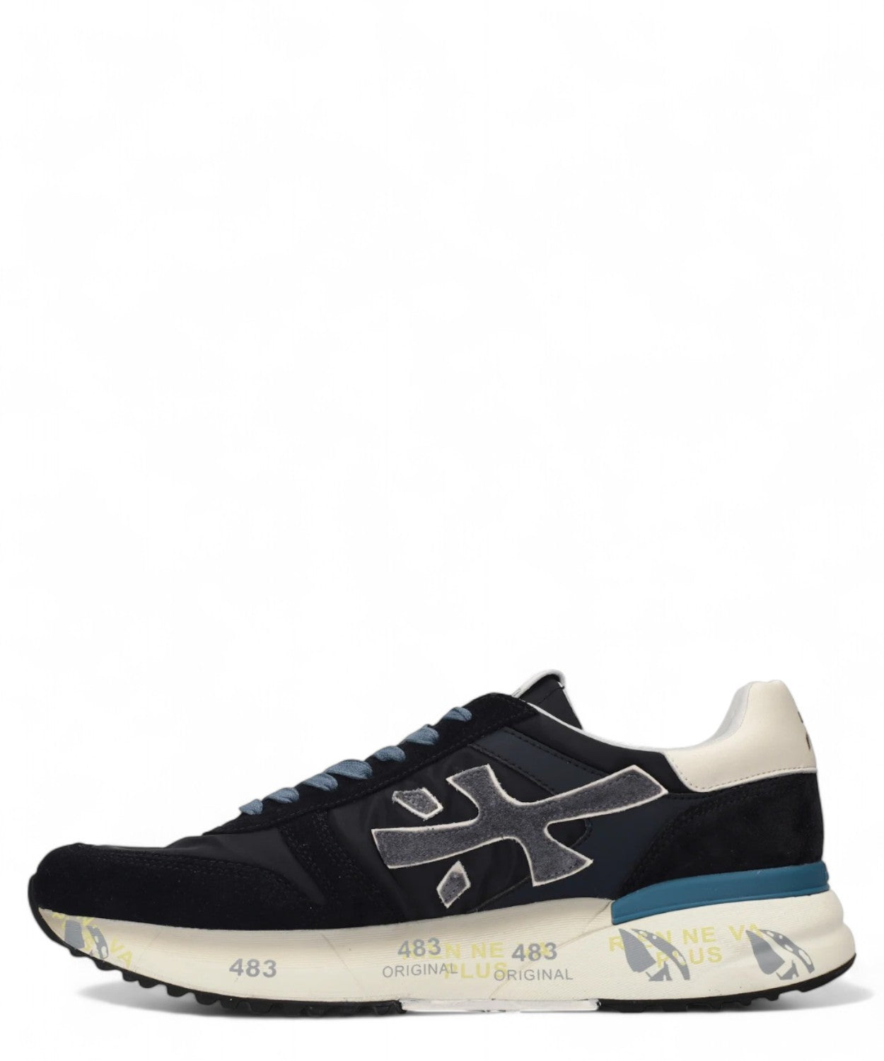 Sneakers uomo Premiata MICK 7716 blu con profilo laterale, suola bianca decorata e tallone in contrasto chiaro, design Made in Italy.