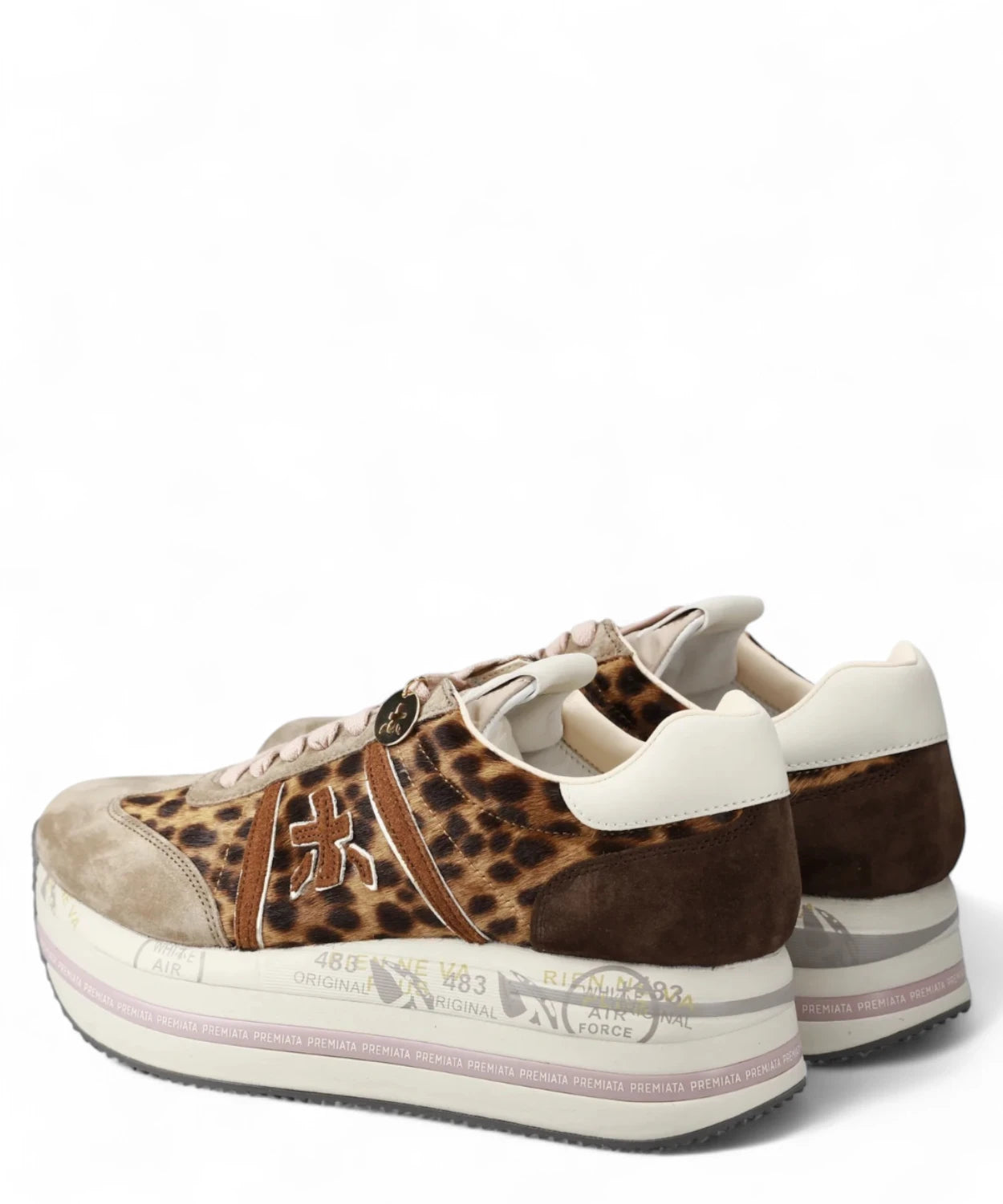 Retro sneakers Premiata Beth 7741 con stampa animalier e inserti in pelle chiara. Ideali per completare look casual femminili FW26.