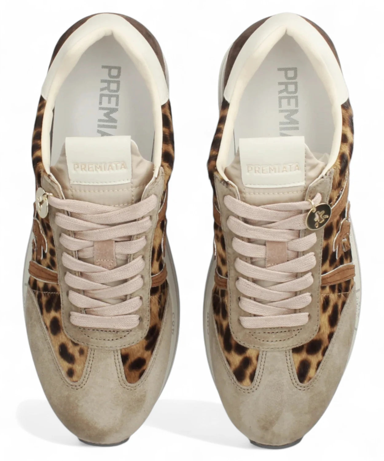 Vista dall’alto delle sneakers leopardate Premiata Beth 7741 con lacci rosa cipria e logo sulla linguetta. Eleganza selvaggia e comfort artigianale.