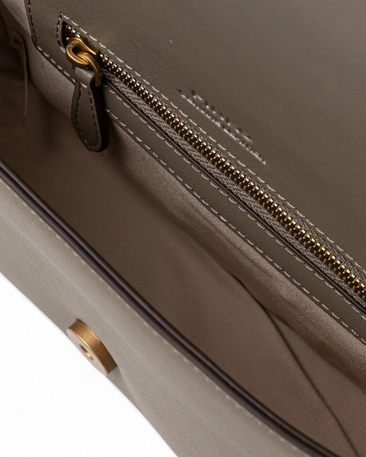 Interno della Mini Love Bag Slouchy PINKO con tasca interna e zip dorata. Pratica e funzionale per l’uso quotidiano.