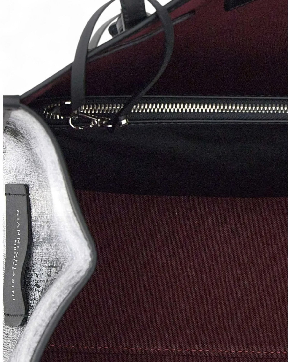 Interno borsa tote Marcella Gianni Chiarini con fodera bordeaux e tasca con zip, perfetta per organizzare gli oggetti personali.
