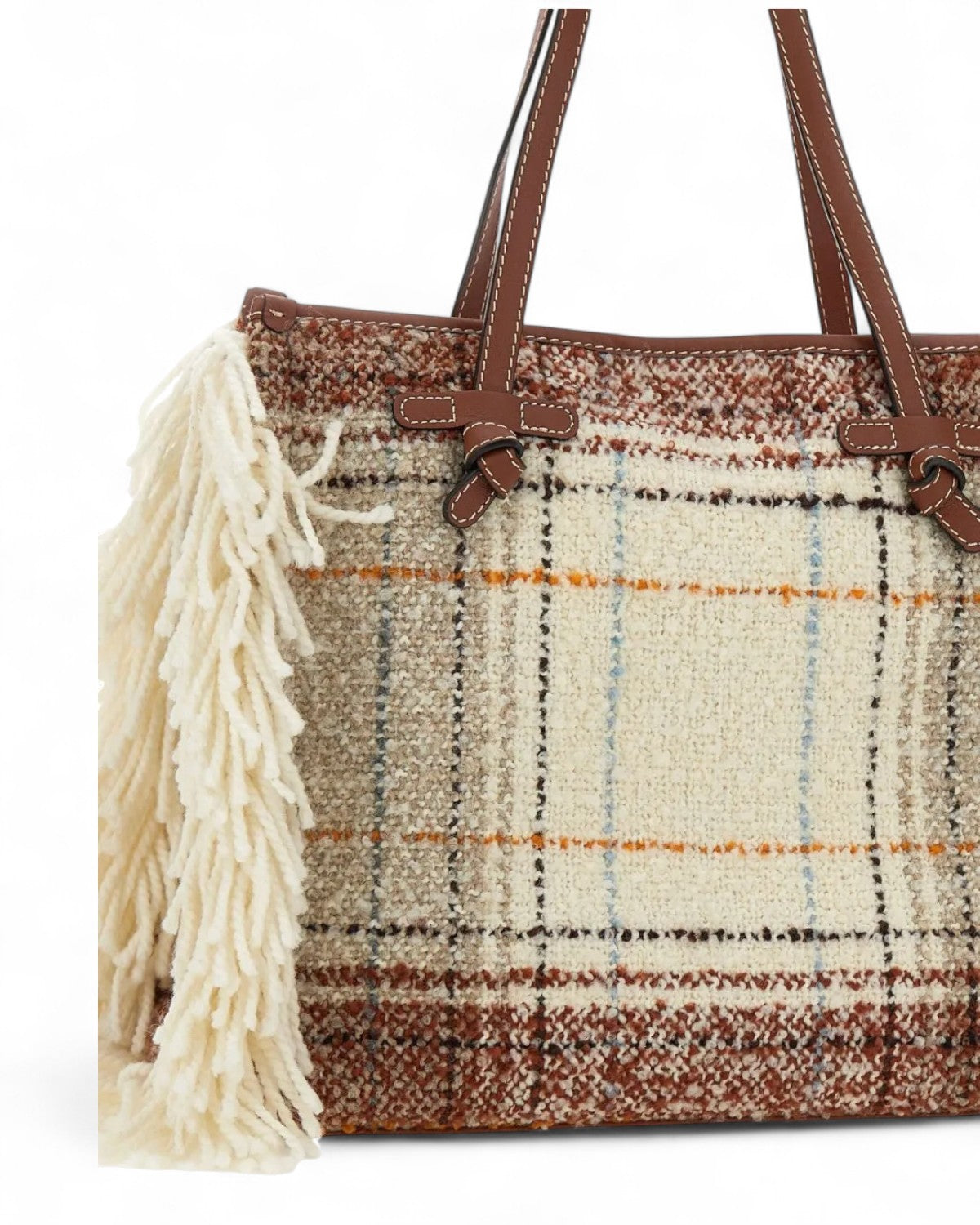 Dettaglio borsa Marcella plaid con frange, tessuto a quadri con inserti in pelle e manici robusti, perfetta per la stagione fredda con stile.