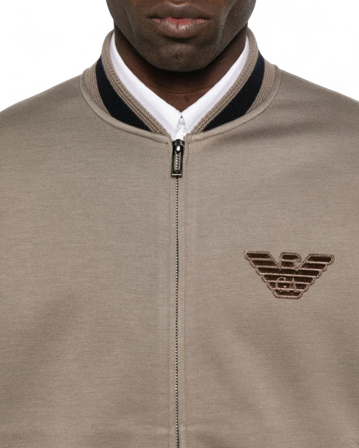 Dettaglio del patch aquila ricamato sulla felpa double jersey con zip e collo bomber, simbolo distintivo del brand.