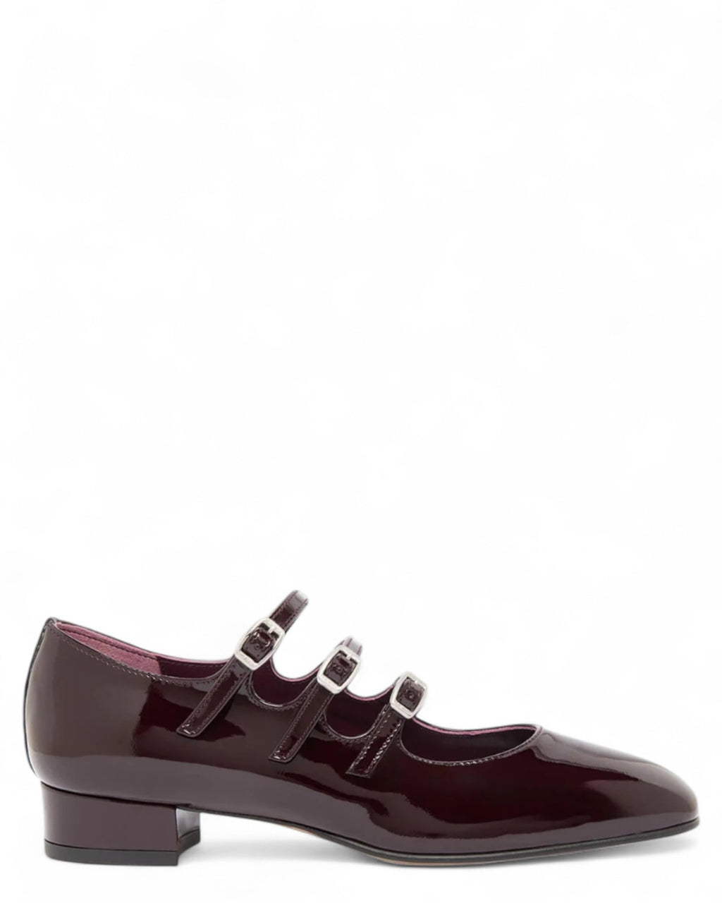 Carel Ariana Mary Janes in vernice marrone con triplo cinturino e tacco basso da 2 cm, profilo laterale elegante e lucido.