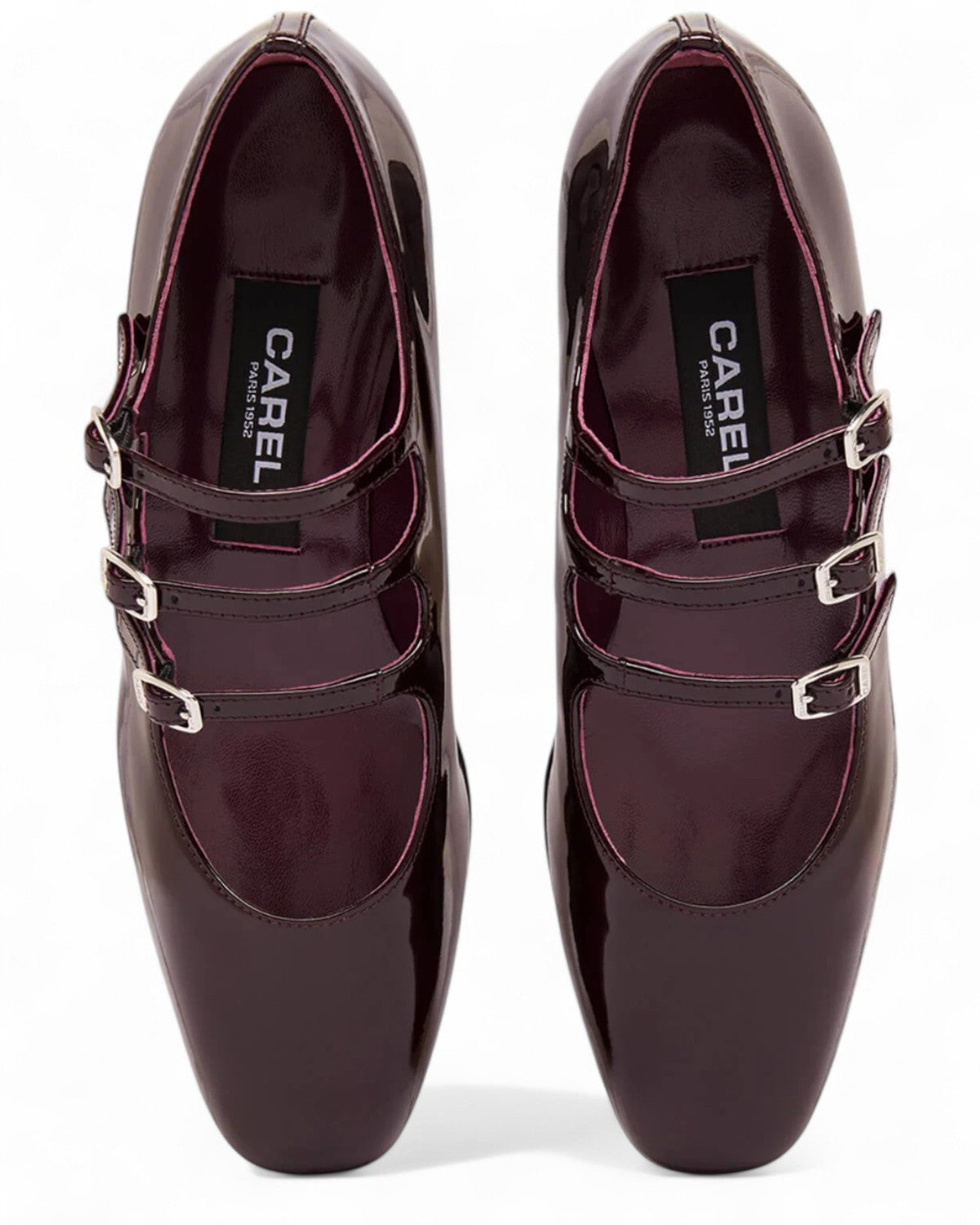 Dettaglio superiore delle Carel Ariana Mary Janes in vernice marrone, con fodera interna viola e tre cinturini con fibbia.