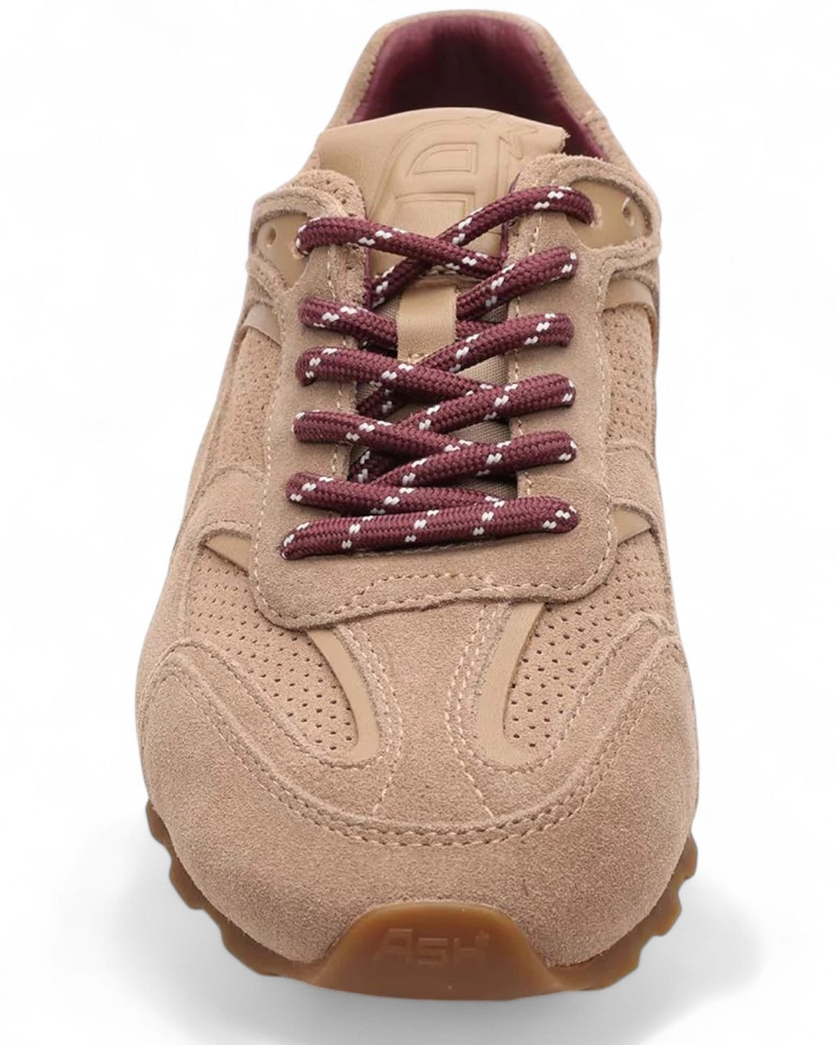 Vista frontale della Kasar Suede Ballet Sneaker con punta arrotondata, lacci bordeaux e tomaia in pelle scamosciata beige per donna FW26.