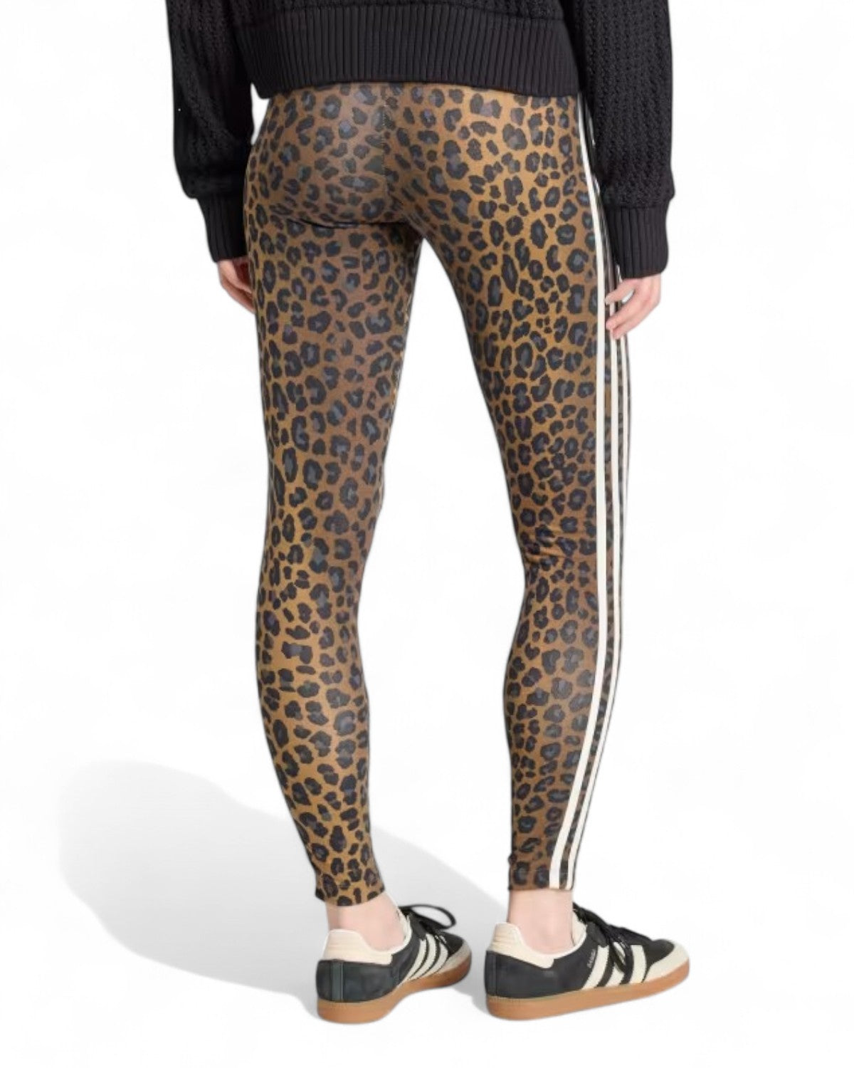 Leggings Leopard 3-Stripes Adidas con stampa leopardata integrale e tre strisce laterali, ideali per allenamento e tempo libero in stile.