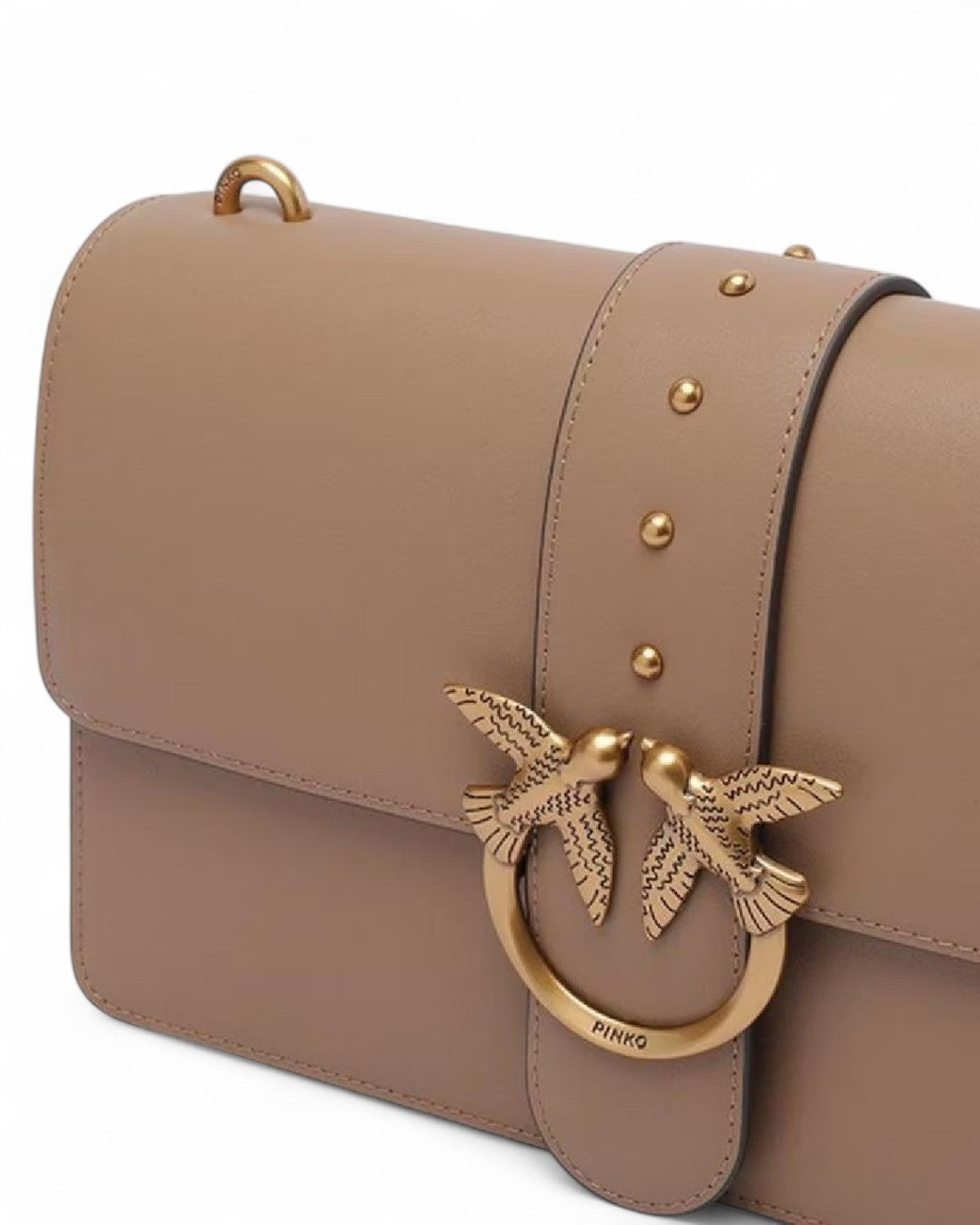 Dettaglio fibbia Love Birds dorata su Borsa Love Bag Simply in pelle beige, con borchie decorative e finiture di alta qualità Pinko.