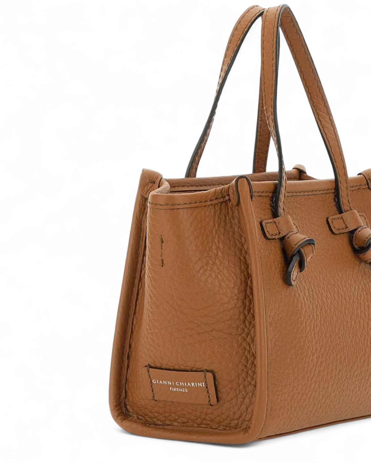 Dettaglio posteriore della Borsa Marcella Joy con logo Gianni Chiarini, finitura in pelle martellata e cuciture a contrasto.